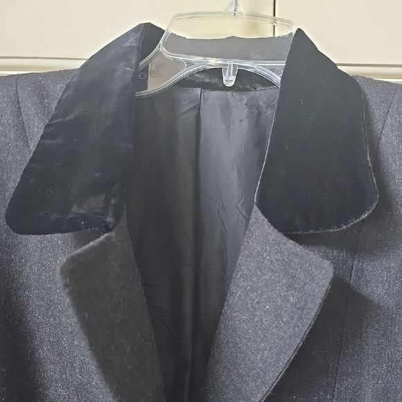 Elegant Wool Black Blazer and Skirt Set. EXCELLENT COND! - Picture 2 of 16